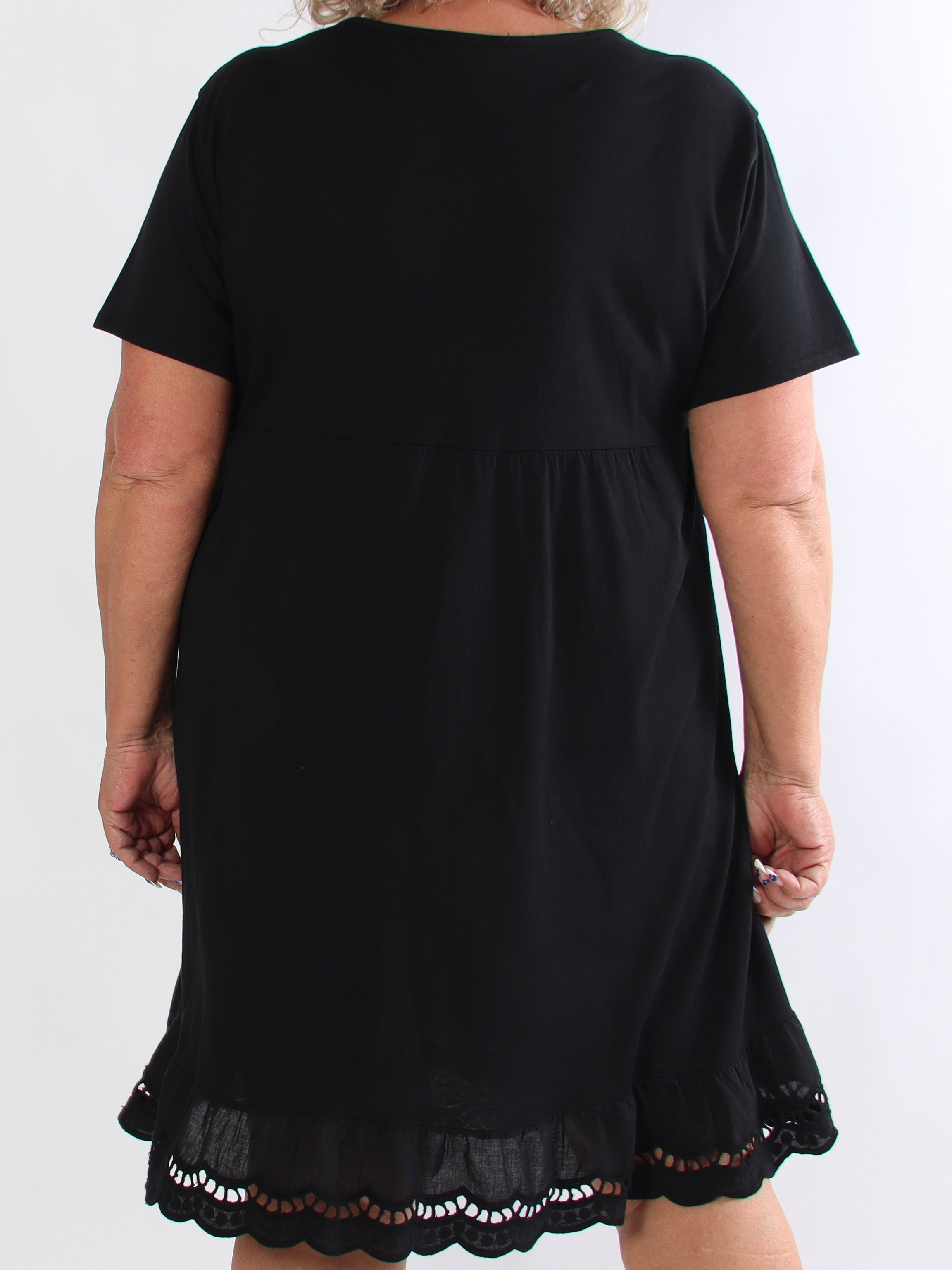 Laiba - Plus size kjole i bomuld med t-shirt ærmer og broderet flæsekant forneden